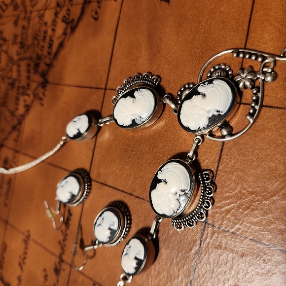 Silver Cameo set chain and earrings - Picture 6 of 6